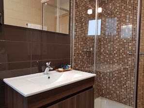 Douche, sèche-cheveux, bidet, serviettes fournies