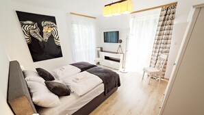 Een moderne slaapkamer met een bed, een bureau en een stoel.
