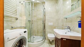 Apartment (16) | Badezimmer | Dusche, Haartrockner, Handtücher