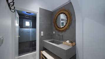 Family Suite, 2 Bedrooms | Bathroom