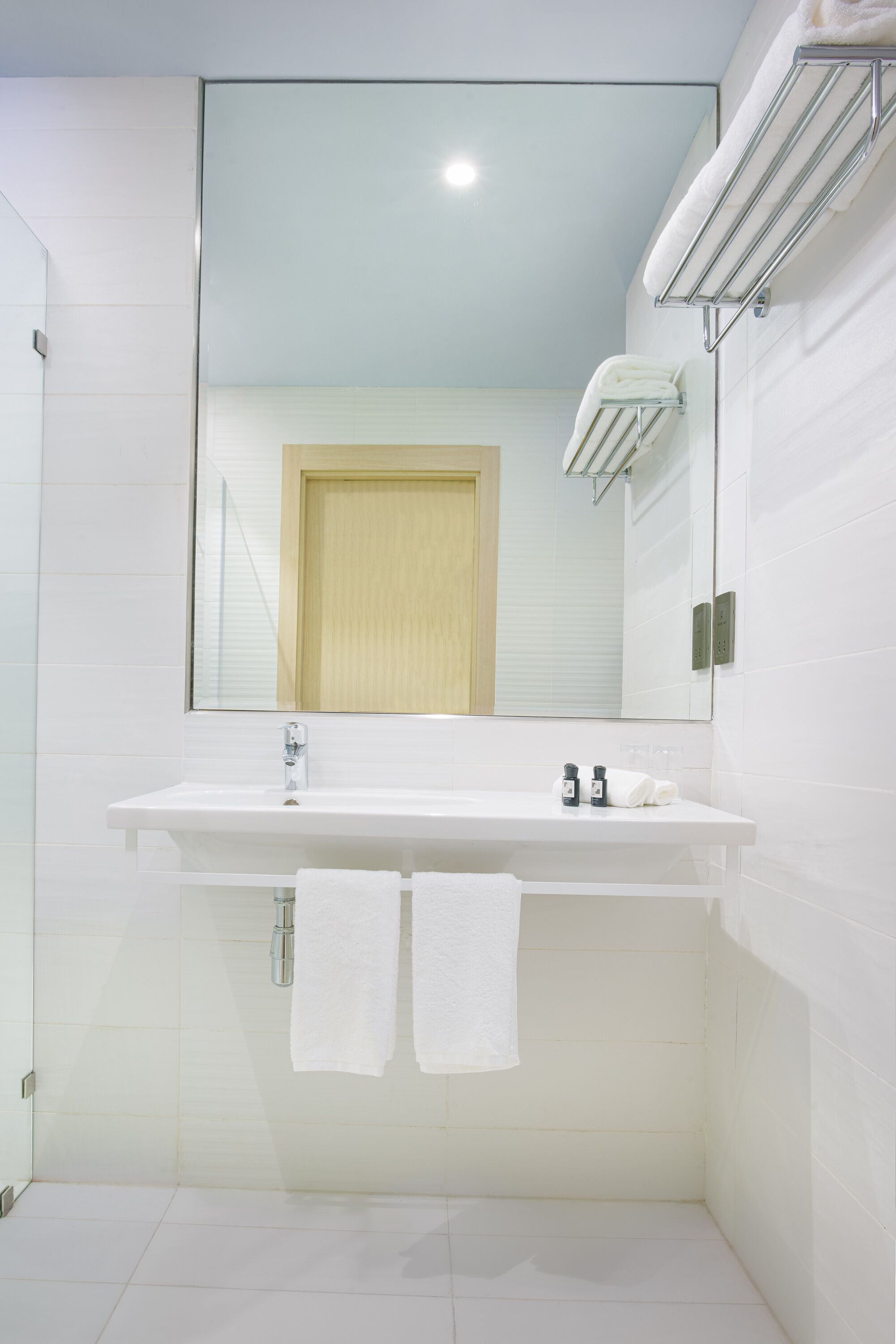 free toiletries, towels