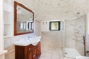 Bruser, hårtørrer, bidet, håndklæder