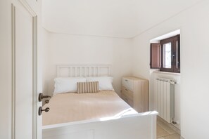 4 bedrooms, iron/ironing board, free WiFi, bed sheets - Authentic trullo at 12 minute drive to the sea (Monopoli)