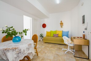 43-inch flat-screen TV with satellite channels, TV, Netflix - Lucky Suites (Rethymno)