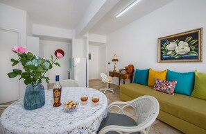 Deluxe Suite (Gold) | Living area | 43-inch flat-screen TV with satellite channels, TV, Netflix - Lucky Suites (Rethymno)