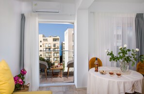 43-inch flat-screen TV with satellite channels, TV, Netflix - Lucky Suites (Rethymno)