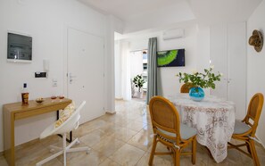 43-inch flat-screen TV with satellite channels, TV, Netflix - Lucky Suites (Rethymno)