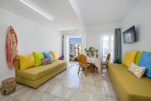 43-inch flat-screen TV with satellite channels, TV, Netflix - Lucky Suites (Rethymno)