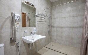 Habitación estándar con 1 cama matrimonial o 2 individuales | Baño | Regadera, amenidades de baño gratuitas, secadora de cabello, batas 