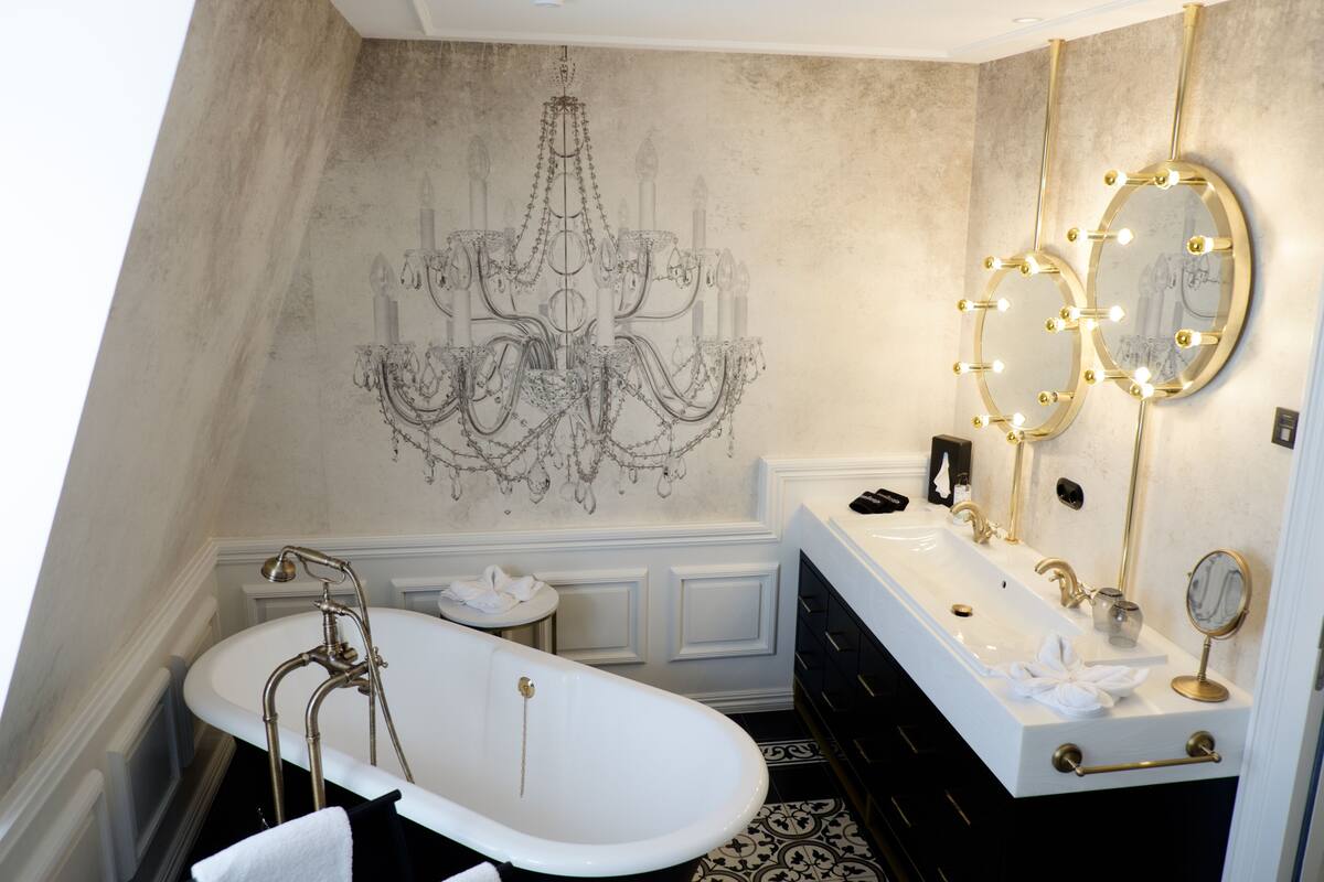 suite | bathroom | towels