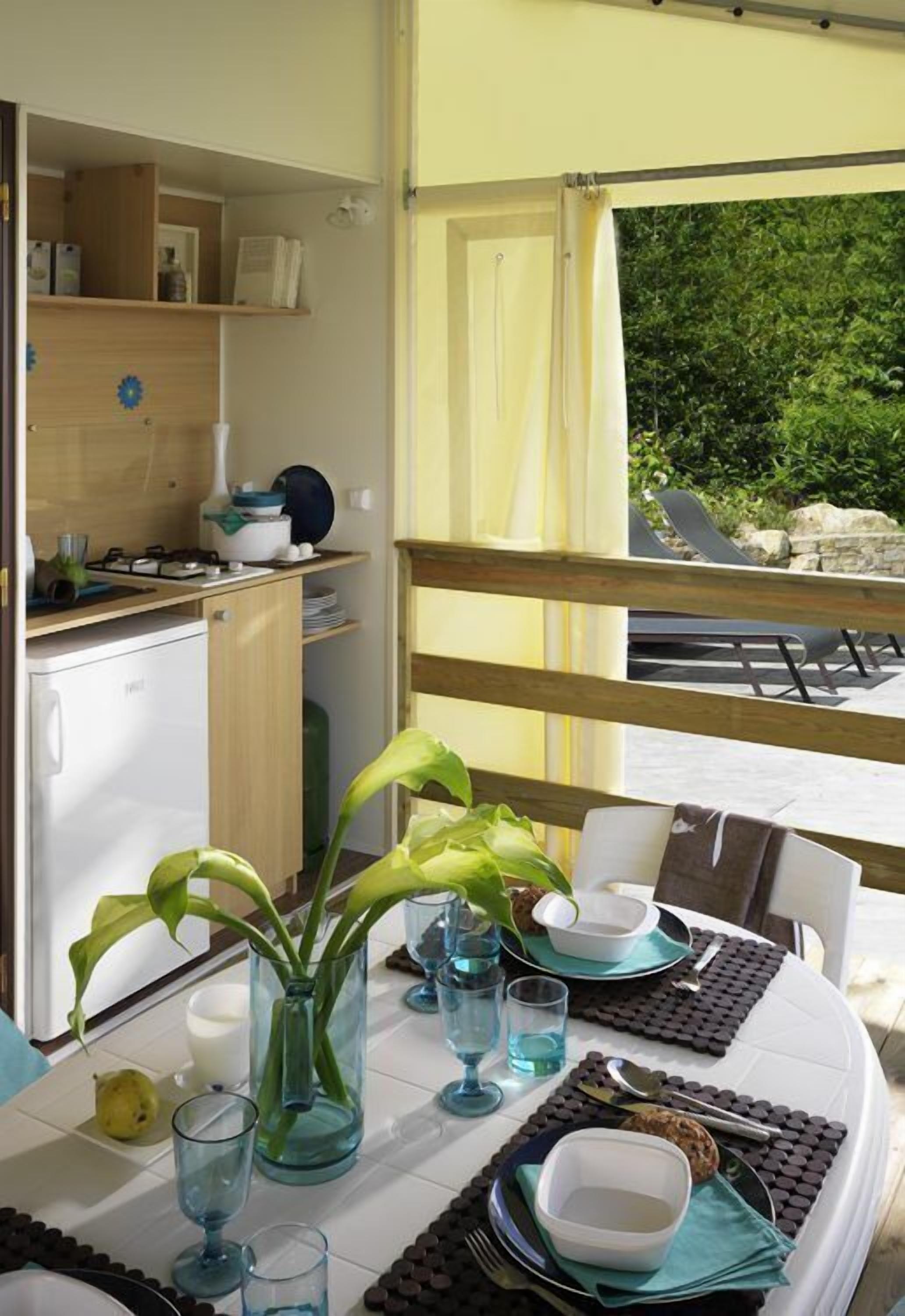 Full-sized fridge, microwave, stovetop, coffee/tea maker