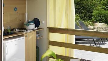 Full-sized fridge, microwave, stovetop, coffee/tea maker