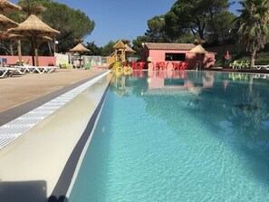 Piscina externa sazonal, funciona das 14h às 20h, guarda-sóis