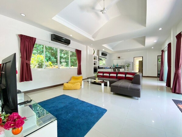Smart TV, computer monitors - Private Pool Villa 4 bedrooms for family (Phuket)