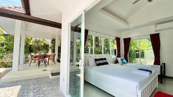 4 bedrooms, in-room safe, desk, iron/ironing board