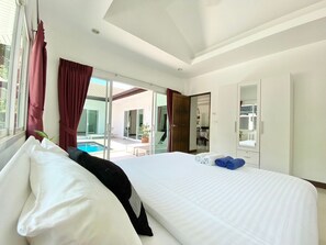 4 bedrooms, in-room safe, desk, iron/ironing board