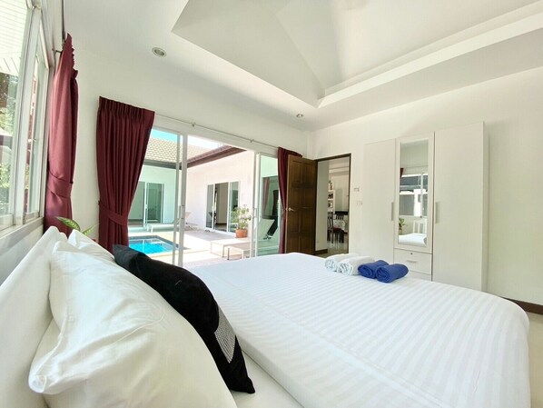 4 bedrooms, in-room safe, desk, iron/ironing board