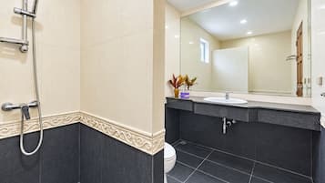Douche, sèche-cheveux, serviettes fournies, savon
