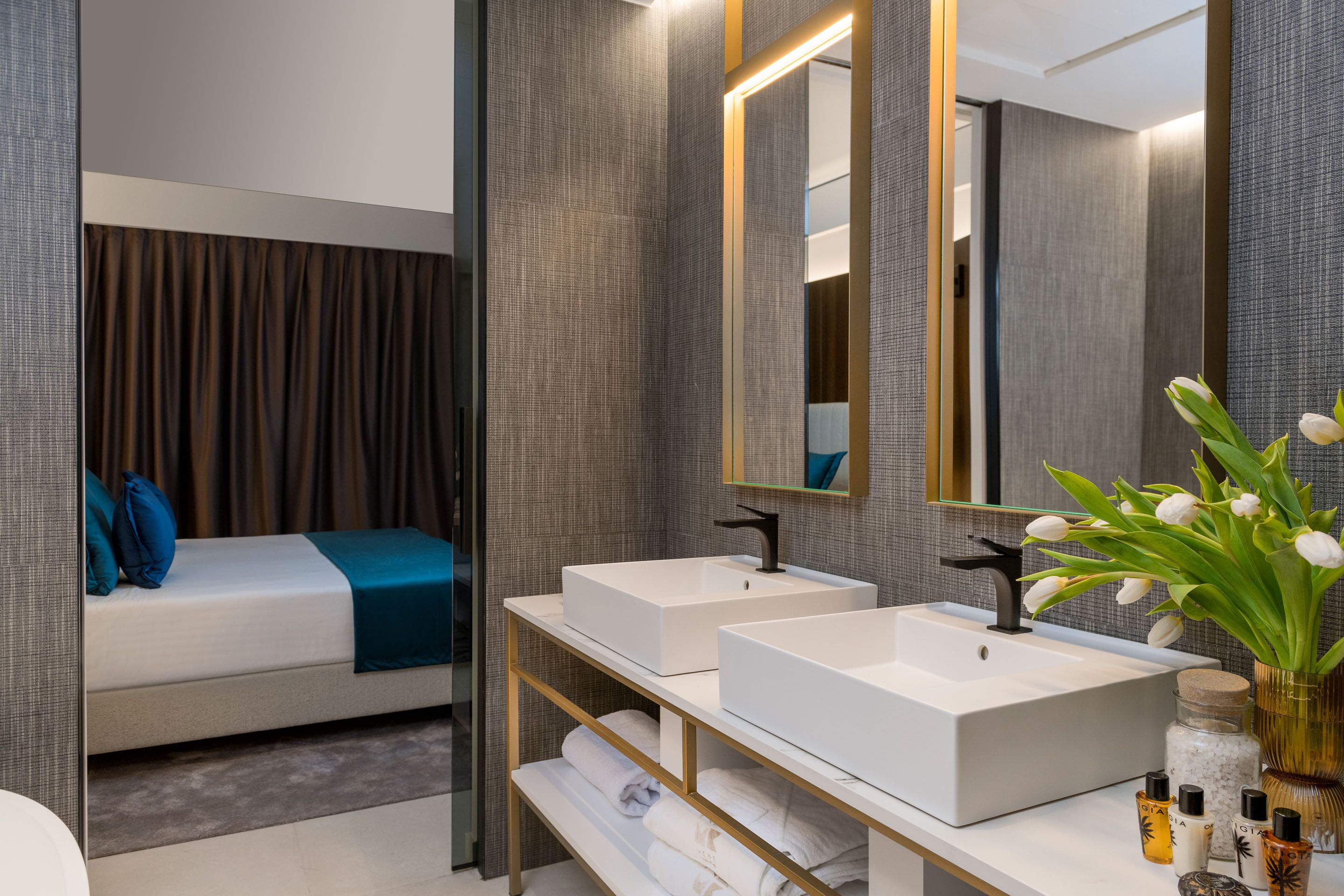 suite, city view | bathroom | shower, hair dryer, bathrobes, bidet