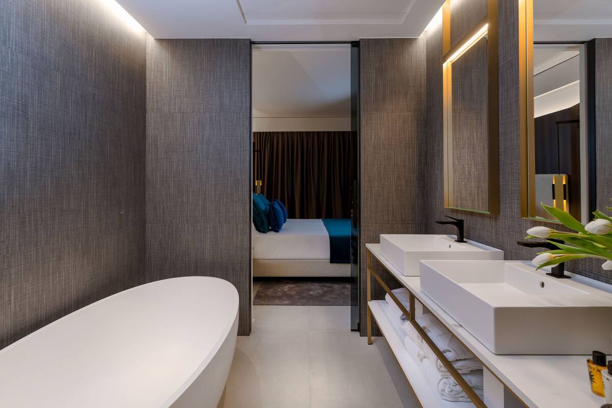 suite, city view | bathroom | shower, hair dryer, bathrobes, bidet