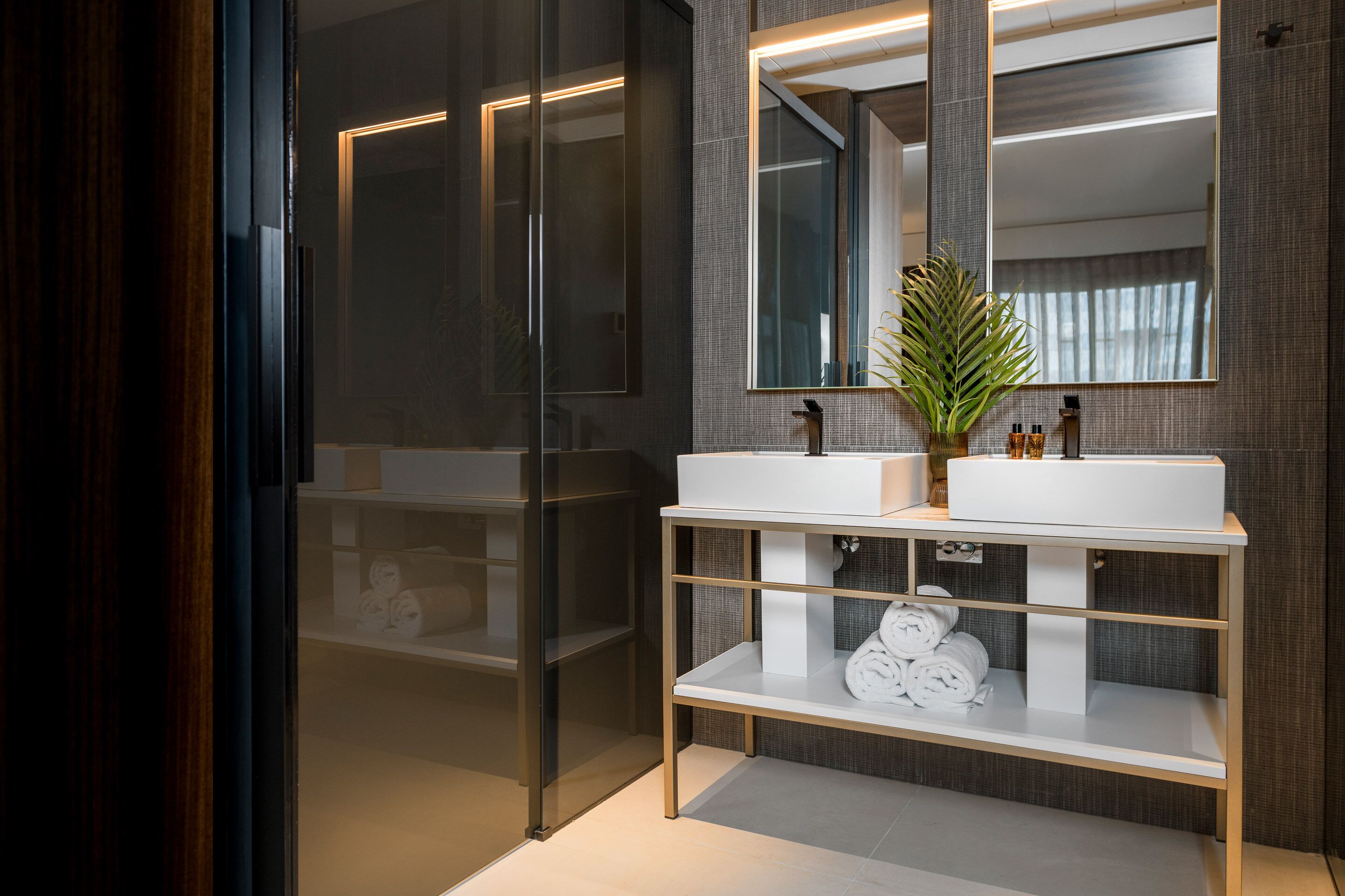 junior suite | bathroom | shower, hair dryer, bathrobes, bidet
