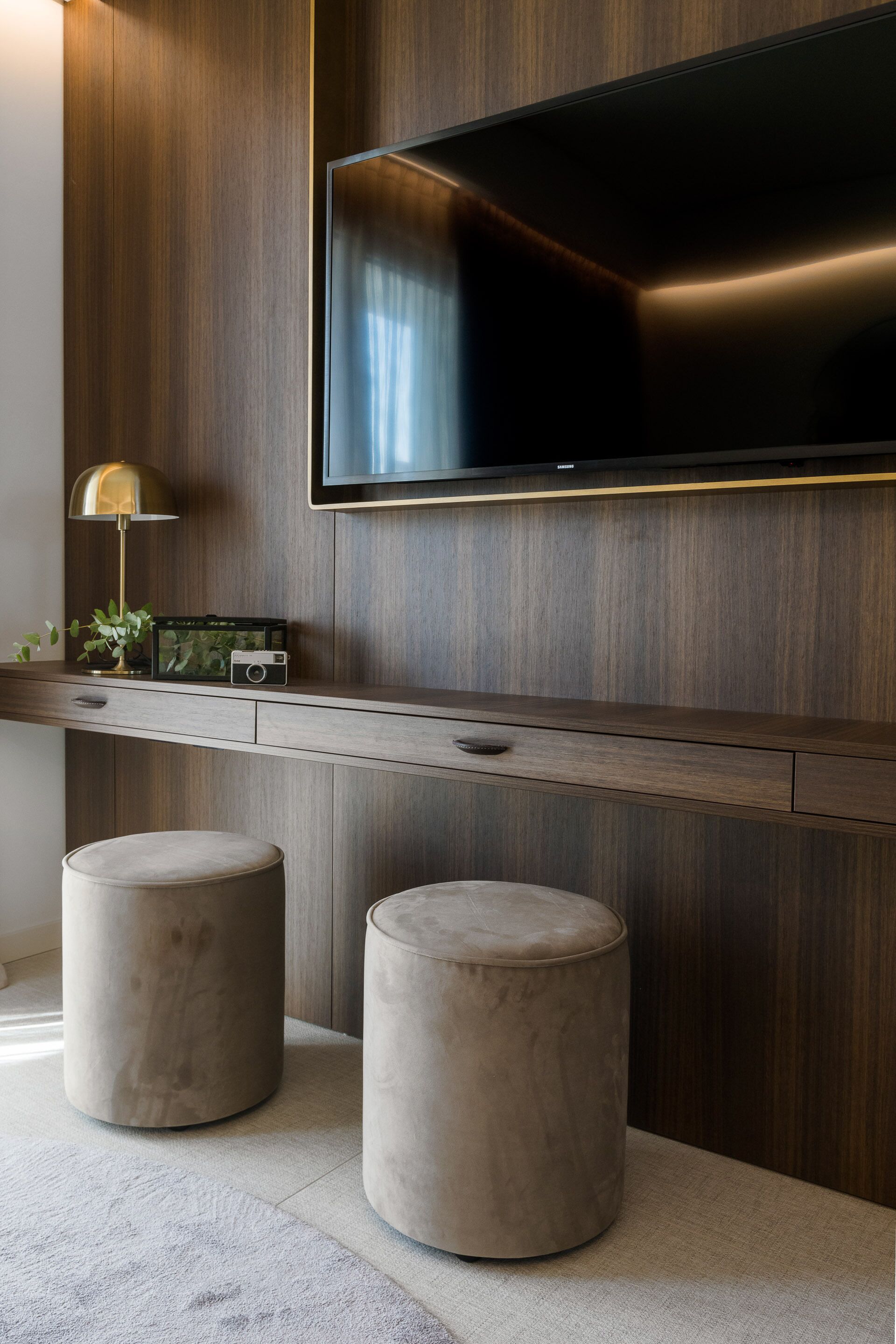 junior suite, hot tub | living area