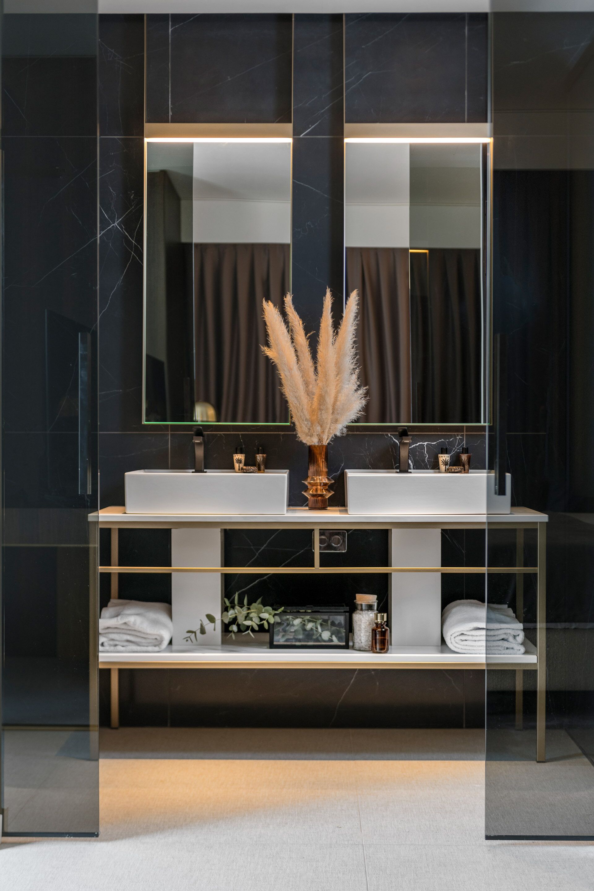 presidential suite, hot tub, city view | bathroom | shower, hair dryer, bathrobes, bidet