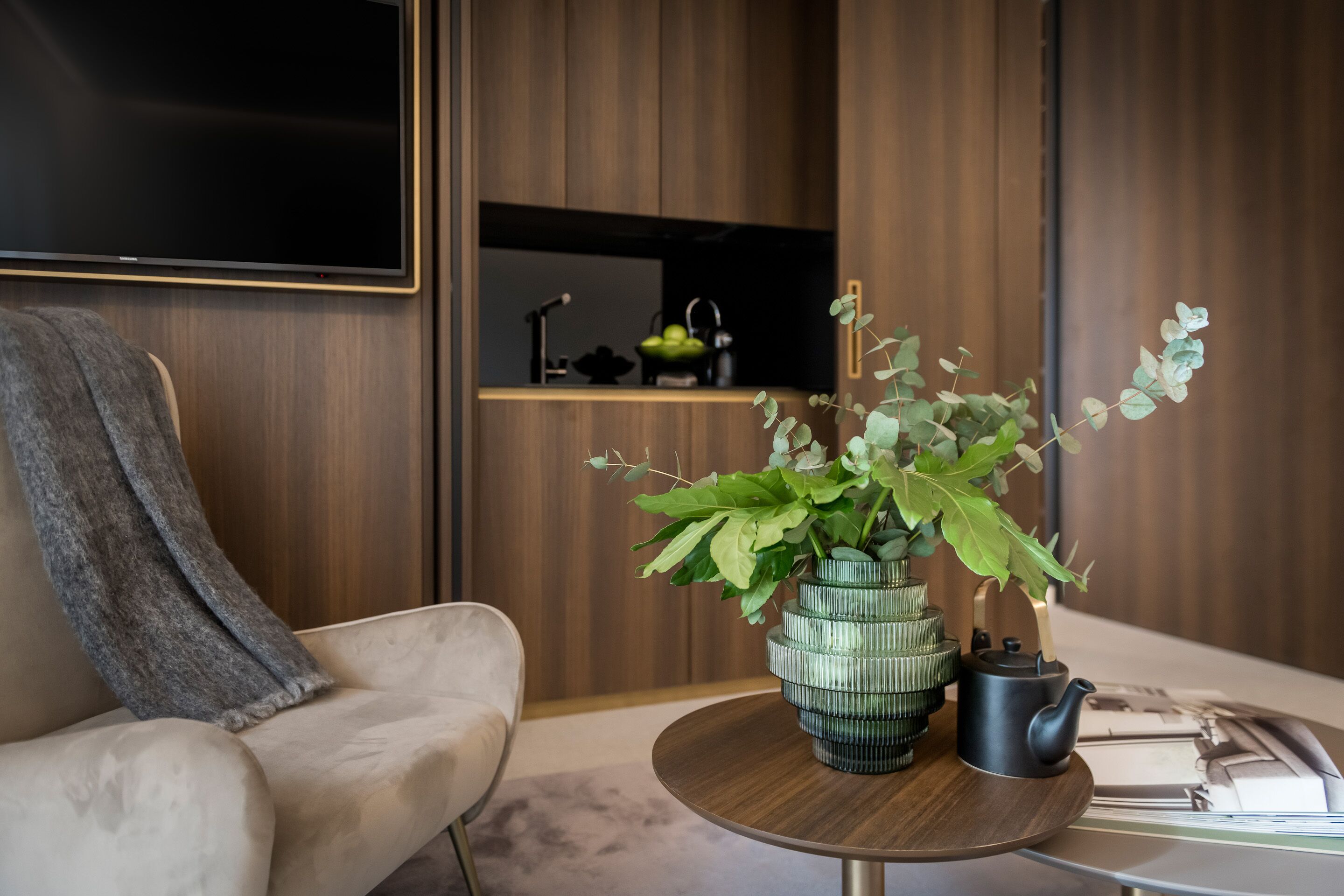 presidential suite, hot tub, city view | living area