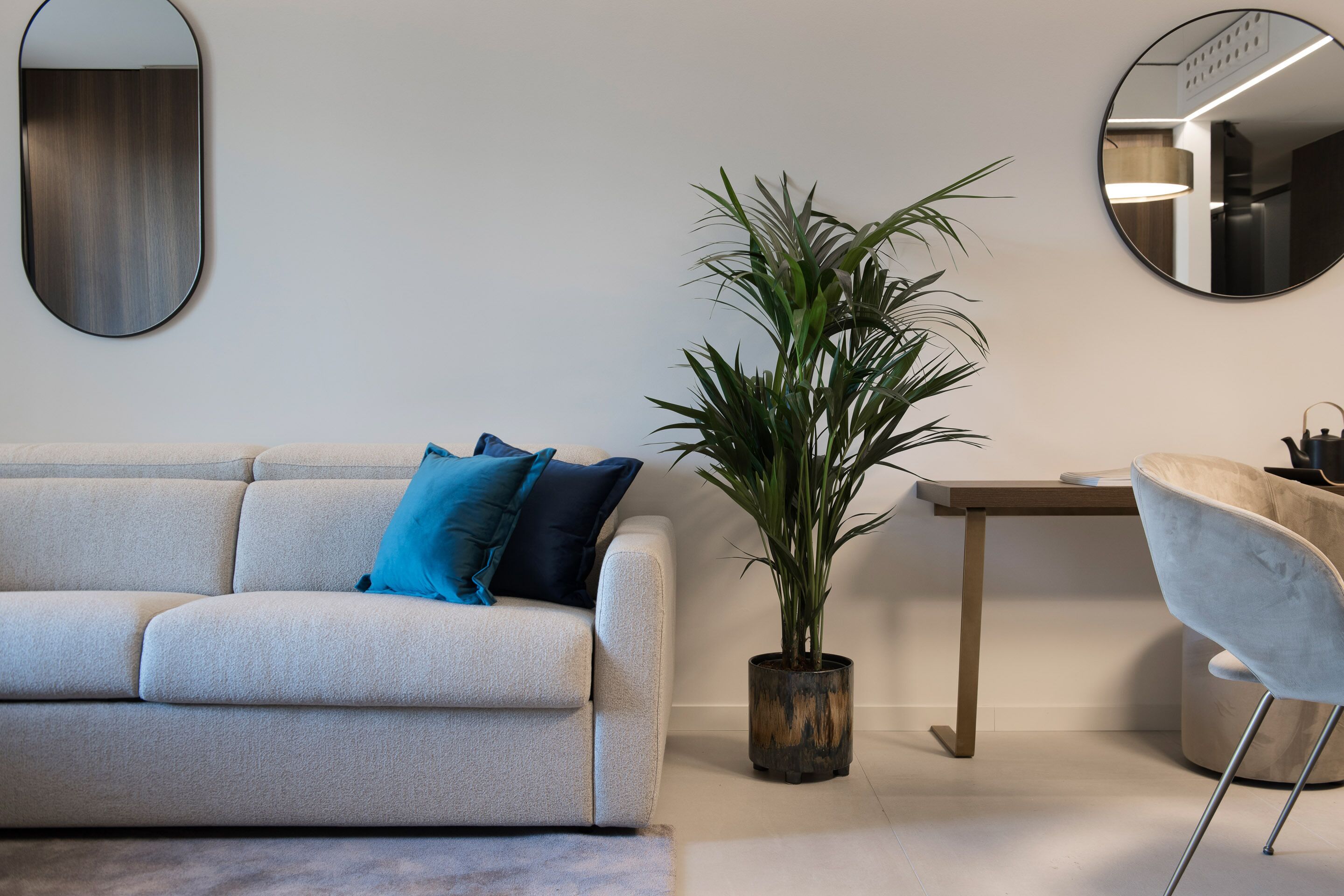 suite, city view | living area