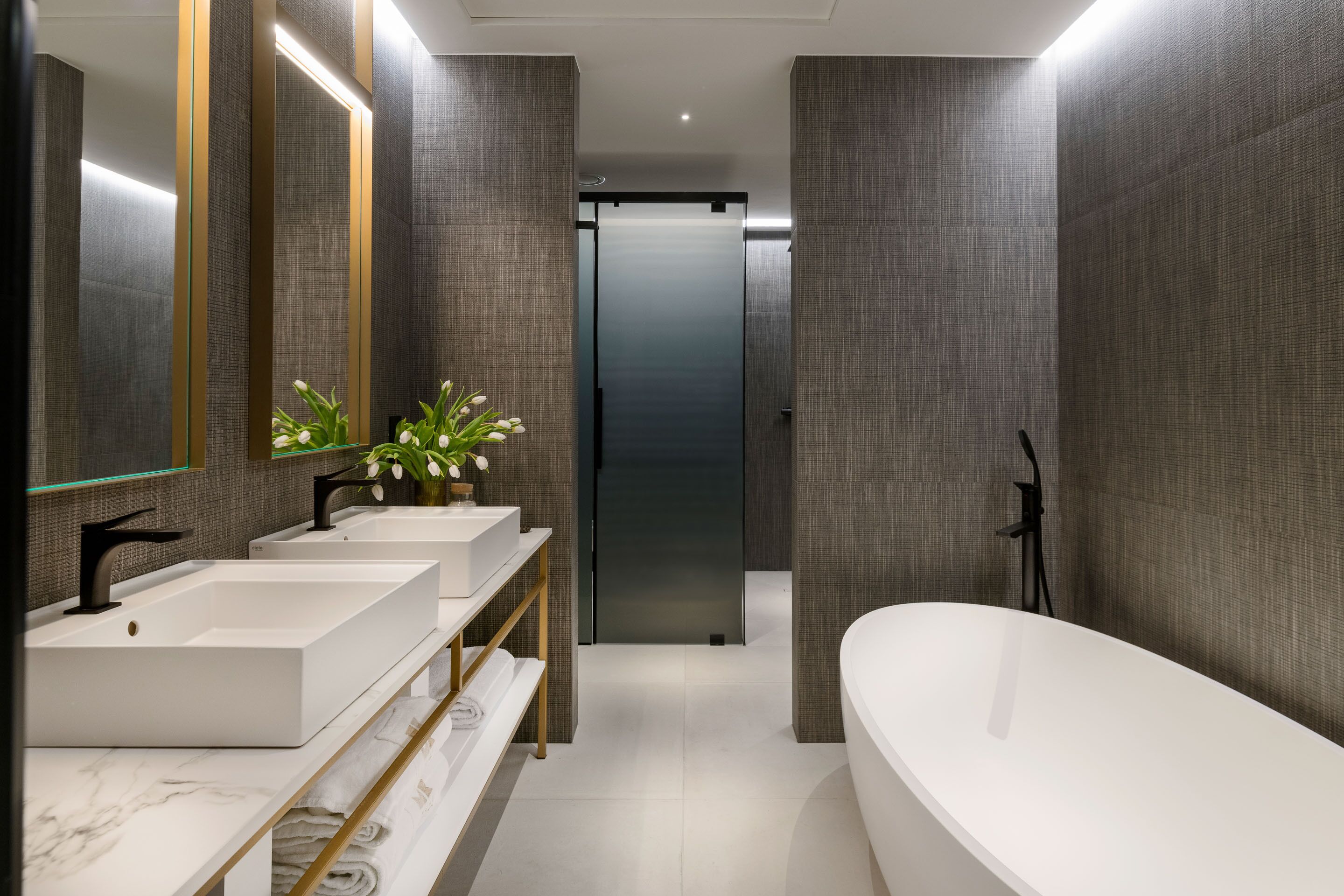 suite, city view | bathroom | shower, hair dryer, bathrobes, bidet