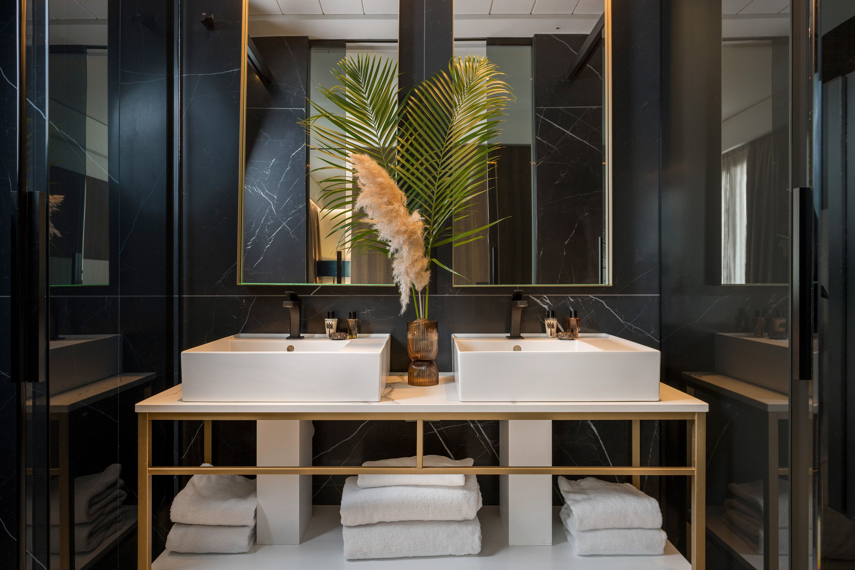 junior suite, city view | bathroom | shower, hair dryer, bathrobes, bidet