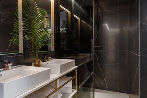Junior Suite, Hot Tub | Bathroom | Shower, hair dryer, bathrobes, bidet - We Me Suite Hotel (Riccione)