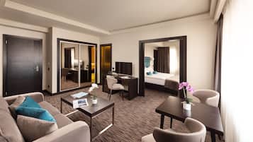 Superior-suite - byudsigt | Opholdsområde | 105-centimeters smart-tv med satellitkanaler, tv