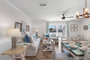 Dining - Pet Friendly, Lake Views, Walk 2 Beach, FREE Beach Chair Setup, Pickleball, Tennis & Shuffleboard! (Destin)