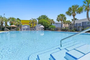 Pool - Pet Friendly, Lake Views, Walk 2 Beach, FREE Beach Chair Setup, Pickleball, Tennis & Shuffleboard! (Destin)