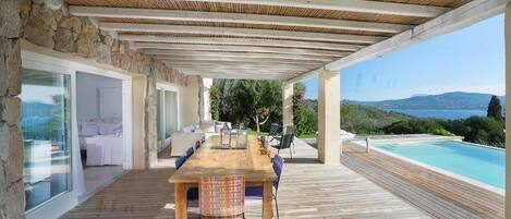 تناول الطعام بالخارج