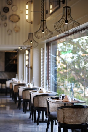 Se ofrece un desayuno bufé (991 INR por persona)