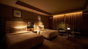 Club Double or Twin Room, 1 Bedroom | 1 bedroom, minibar, in-room safe, desk