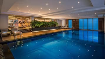 Indoor pool, sun loungers