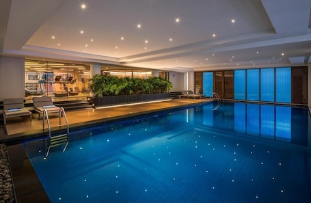 Indoor pool, sun loungers