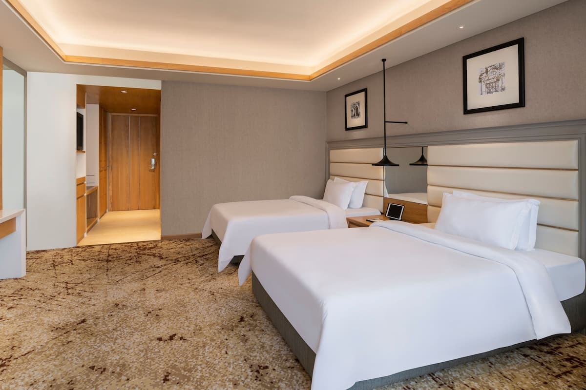 Club kamer, 1 twee- of 2 eenpersoonsbedden, 1 slaapkamer | 1 slaapkamer, een minibar, een kluis op de kamer, een bureau