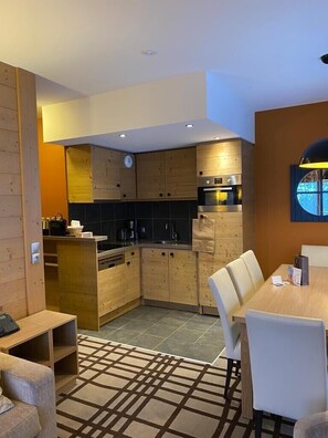 Fridge, microwave, oven, stovetop - Premium Residence - Ski-in / Ski-out / Return - View of the Grand Massif (Flaine)