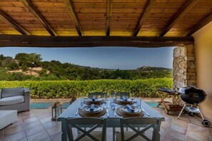 تناول الطعام بالخارج