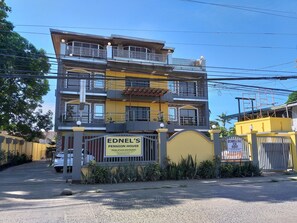 Vista frontal de la propiedad