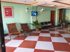 32-inch Smart TV with satellite channels, TV