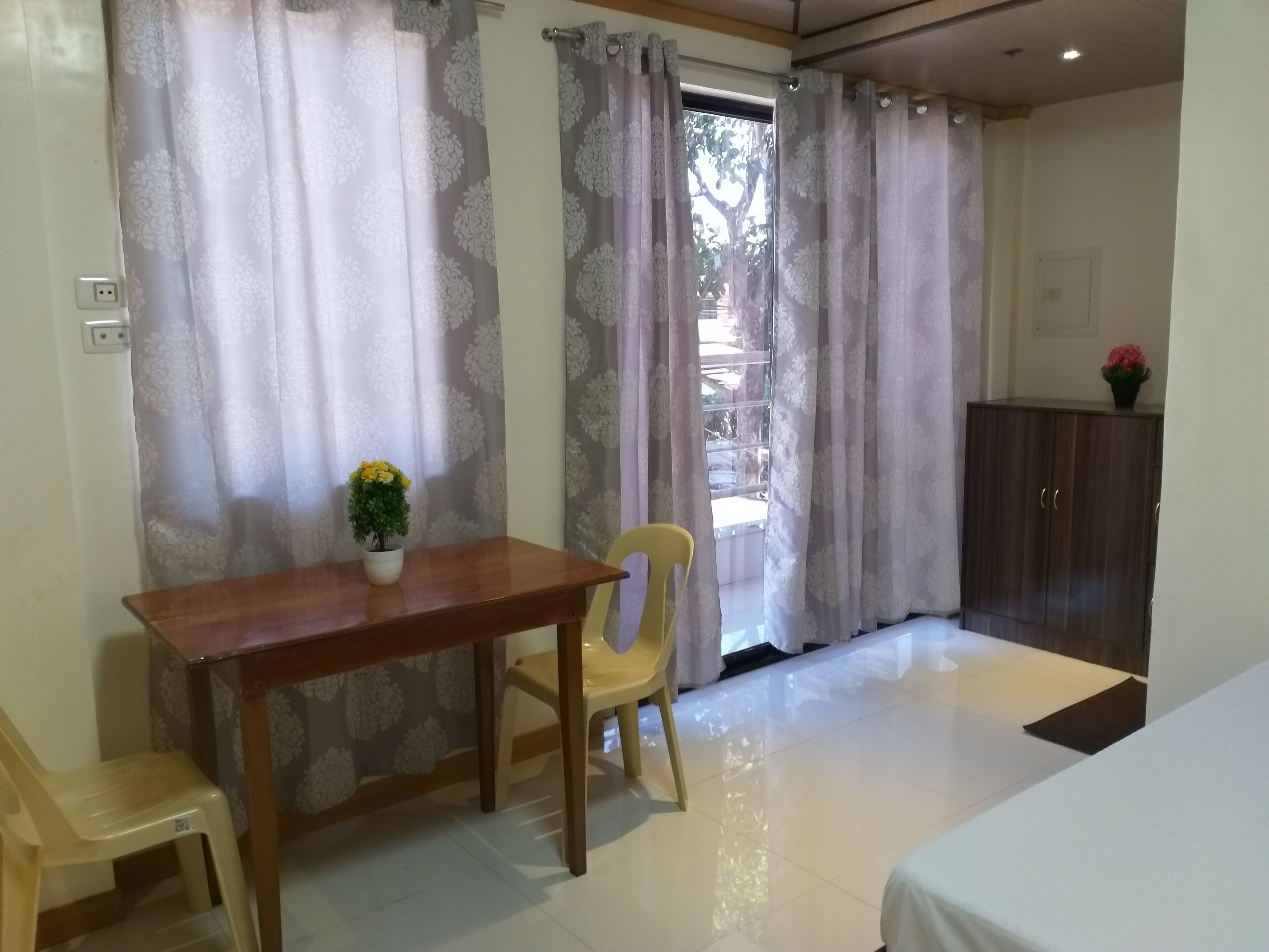 In-room safe, iron/ironing board, bed sheets