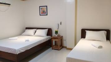 Studio | Safe på rommet, strykejern/-brett og sengetøy