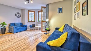 Appartement (7) | Woonruimte | Een flatscreentelevisie