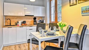 Apartamento (7) | Cocina privada | Frigorífico, placa de cocina, hervidor eléctrico y tostadora