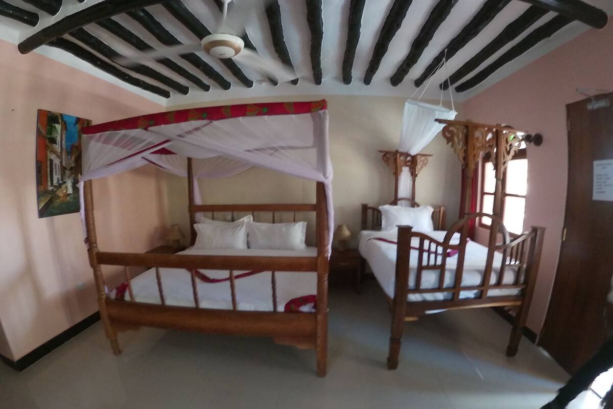 Chambre Triple Confort, plusieurs lits, terrasse, vue piscine